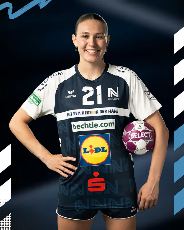 Alessia Riner im Handballtrikot mit der Nummer 21, den Ball unter dem Arm
