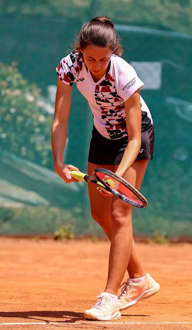 Lorena Schädel beim Aufschlag auf dem Tennis-Sandplatz