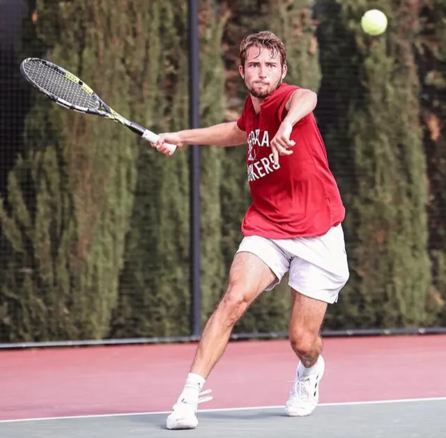 Rudi Christiansen beim Vorhandschlag auf dem Tennisplatz