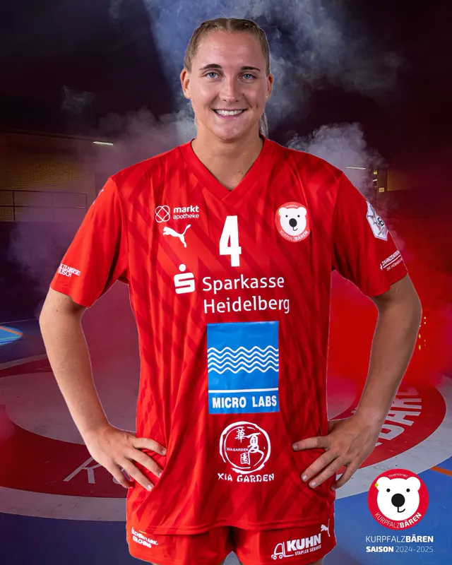 Svenja Mann im roten Trikot der Kurpfalzbären mit der Nummer 4
